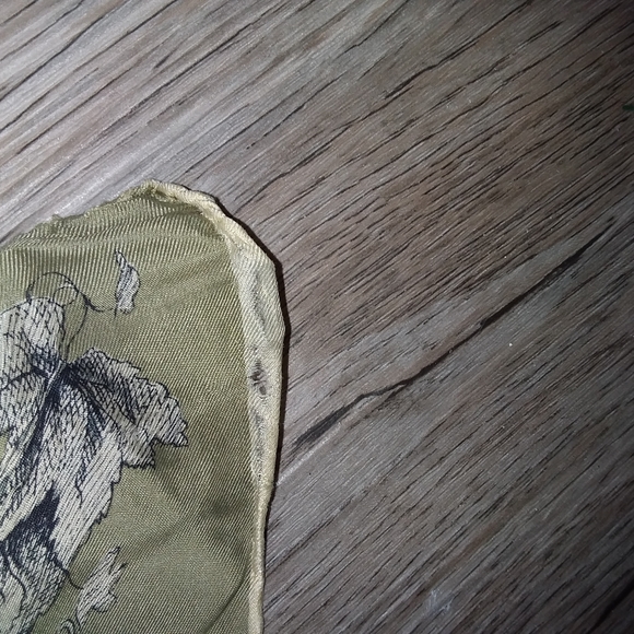 Vintage silk scarf with a story - Picture 3 of 5